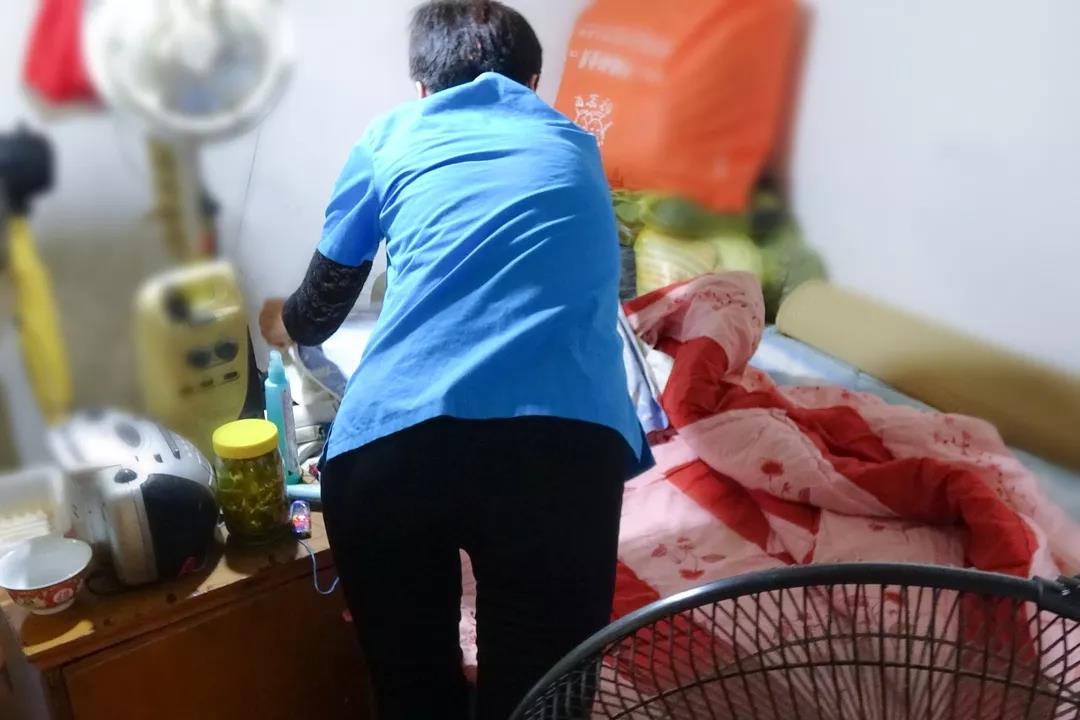 為老人整理床單位.jpg